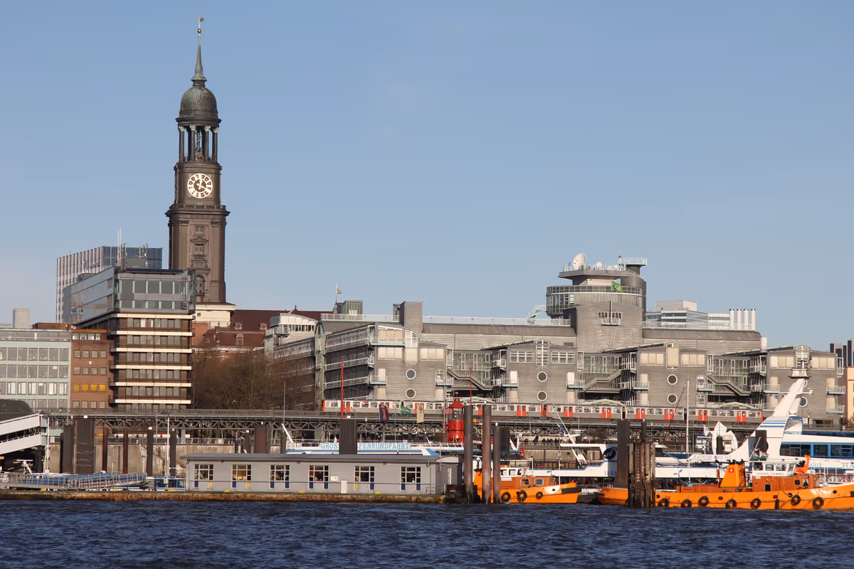 Hamburger Landungsbrücken und Hafen