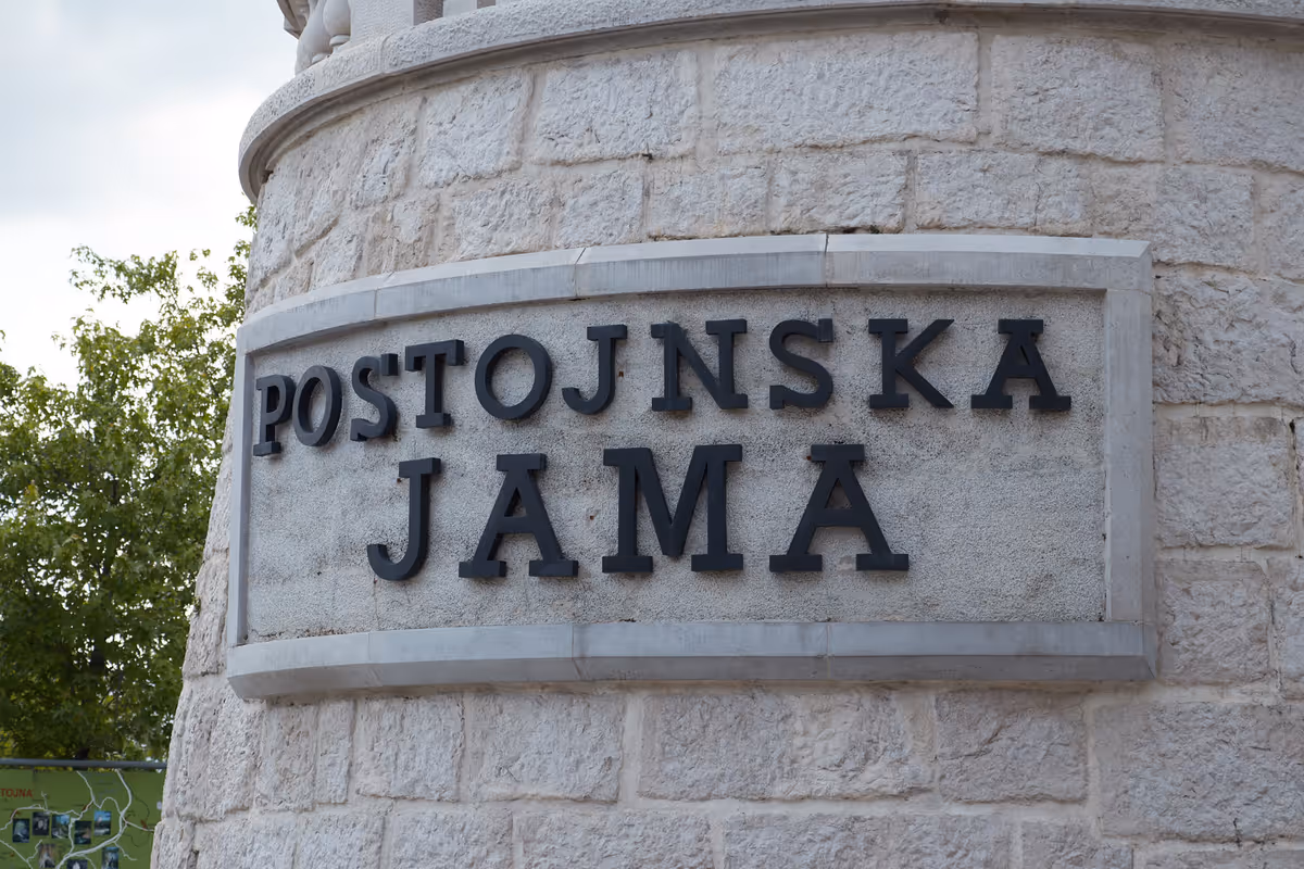 Eingang der Postojnska Jama Höhle