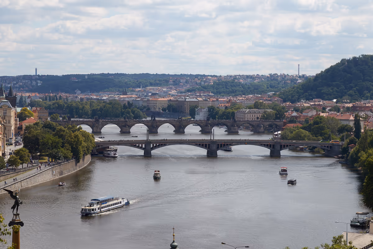 Blick auf die Moldau und Prag